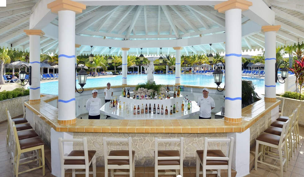 Le bar et la piscine du Meli\u00e1 Las Dunas.
