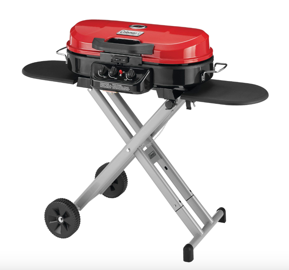 Le barbecue au propane vertical portatif Coleman Roadtrip vendu au Canadian Tire.