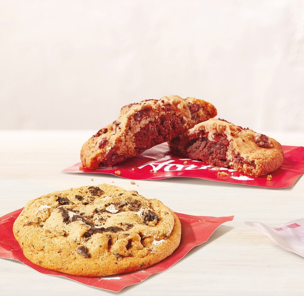 Le biscuit aux morceaux de OREO et le brookie aux brisures de chocolat de Tim Hortons.