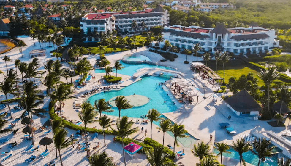 Le Bluebay Grand Esmeralda avec ses piscines entour\u00e9es de palmiers dans la Riviera Maya.