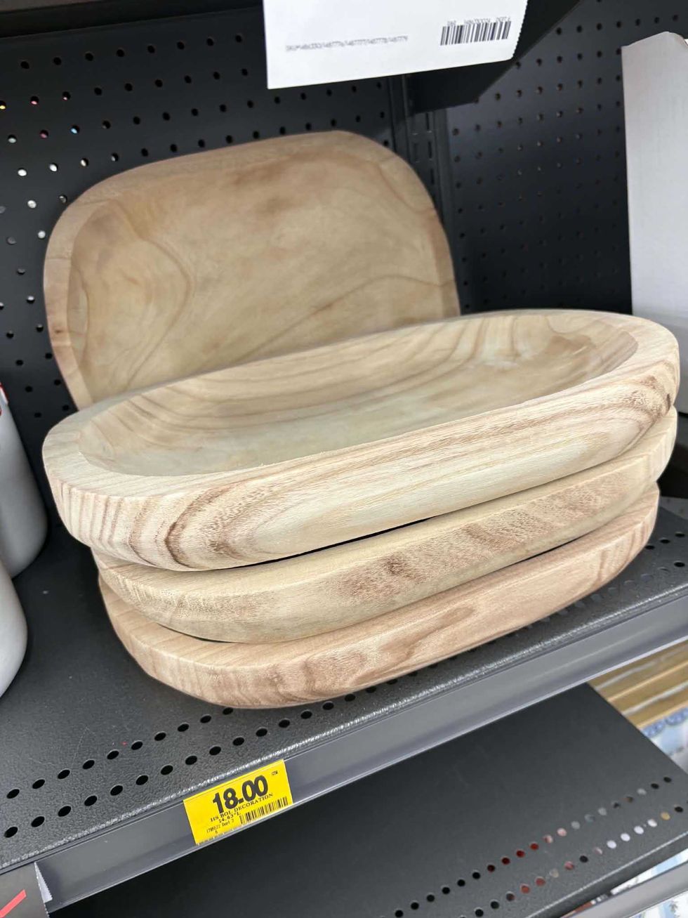 Le bol d\u00e9coratif en bois HomeStyles sur une \u00e9tag\u00e8re du Tigre G\u00e9ant.