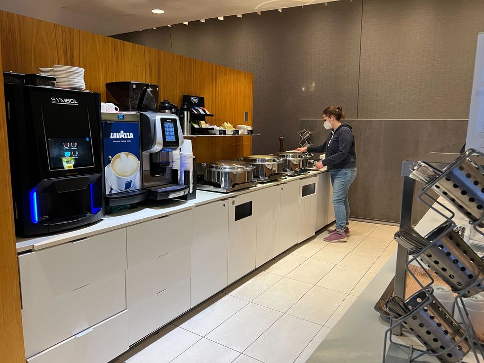Le buffet du matin au salon VIP d'Air Canada \u00e0 l'a\u00e9roport de Montr\u00e9al.