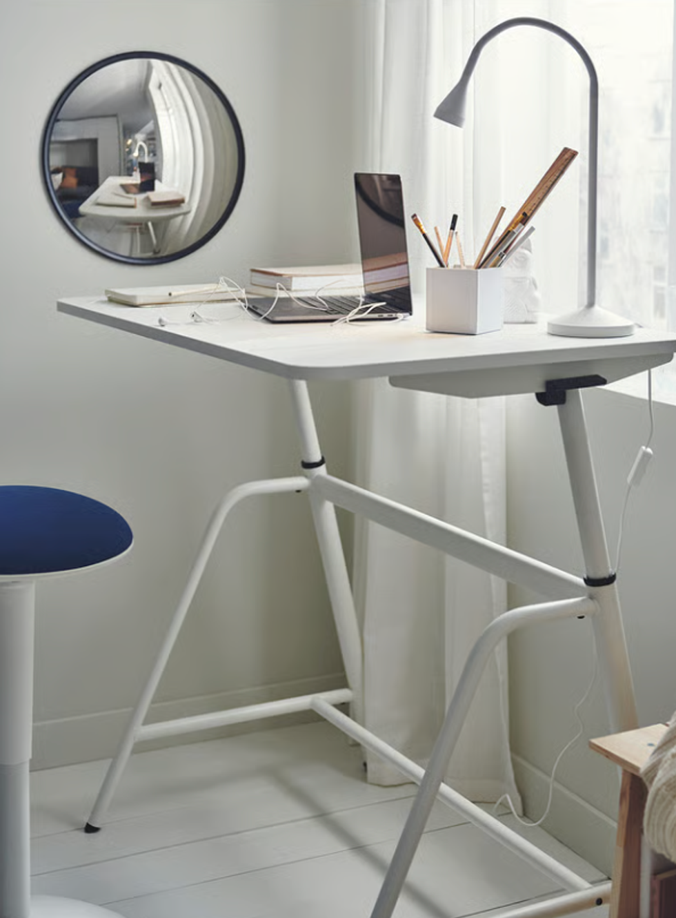 Le bureau assis-debout GLADH\u00d6JDEN du IKEA dans un espace de travail.