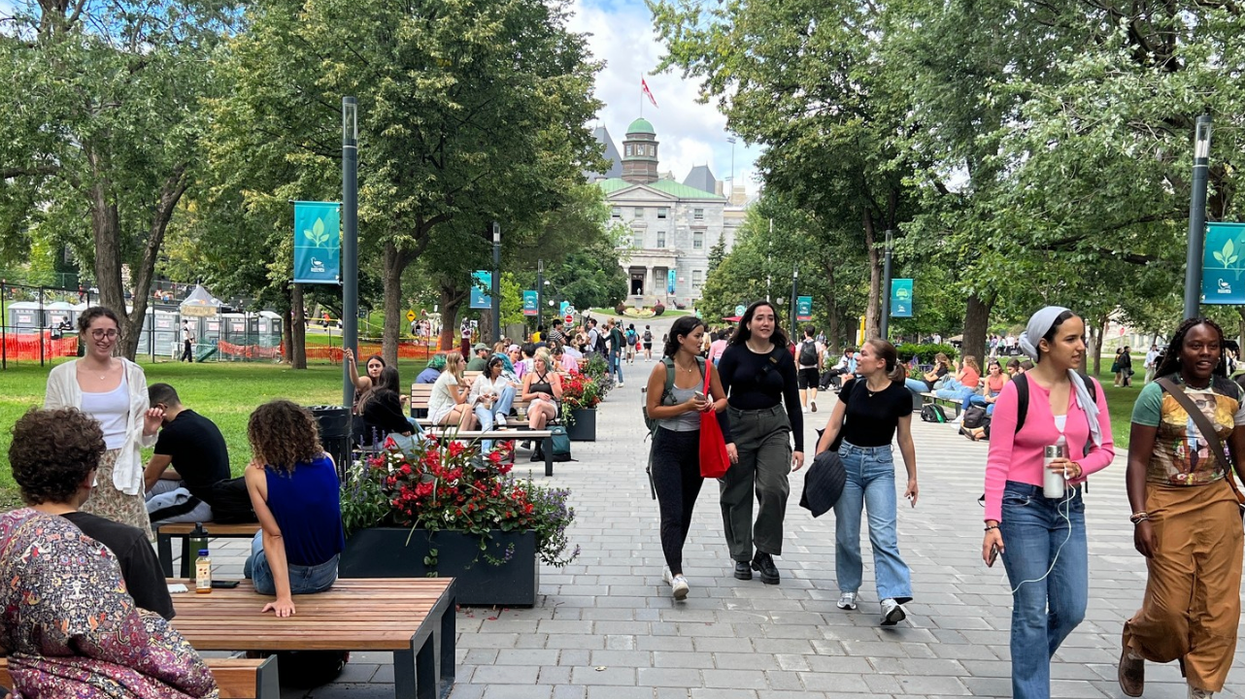 Le campus de l'université McGill à Montréal, où des étudiant.e.s circulent.