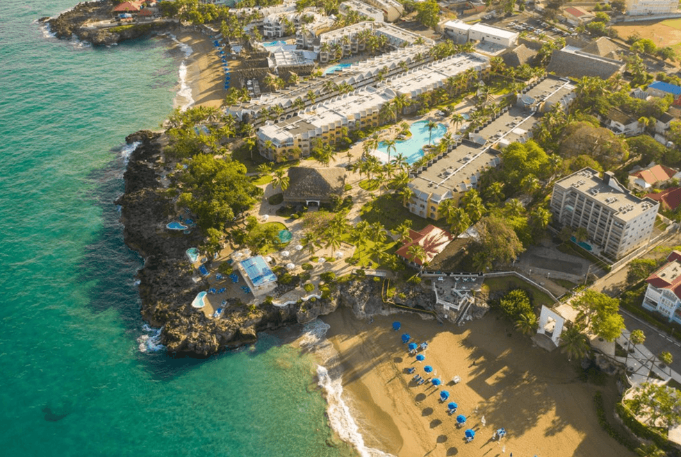 Le Casa Marina Sosua perch\u00e9 entre falaises et plage dor\u00e9e, avec vue panoramique sur l\u2019Atlantique.