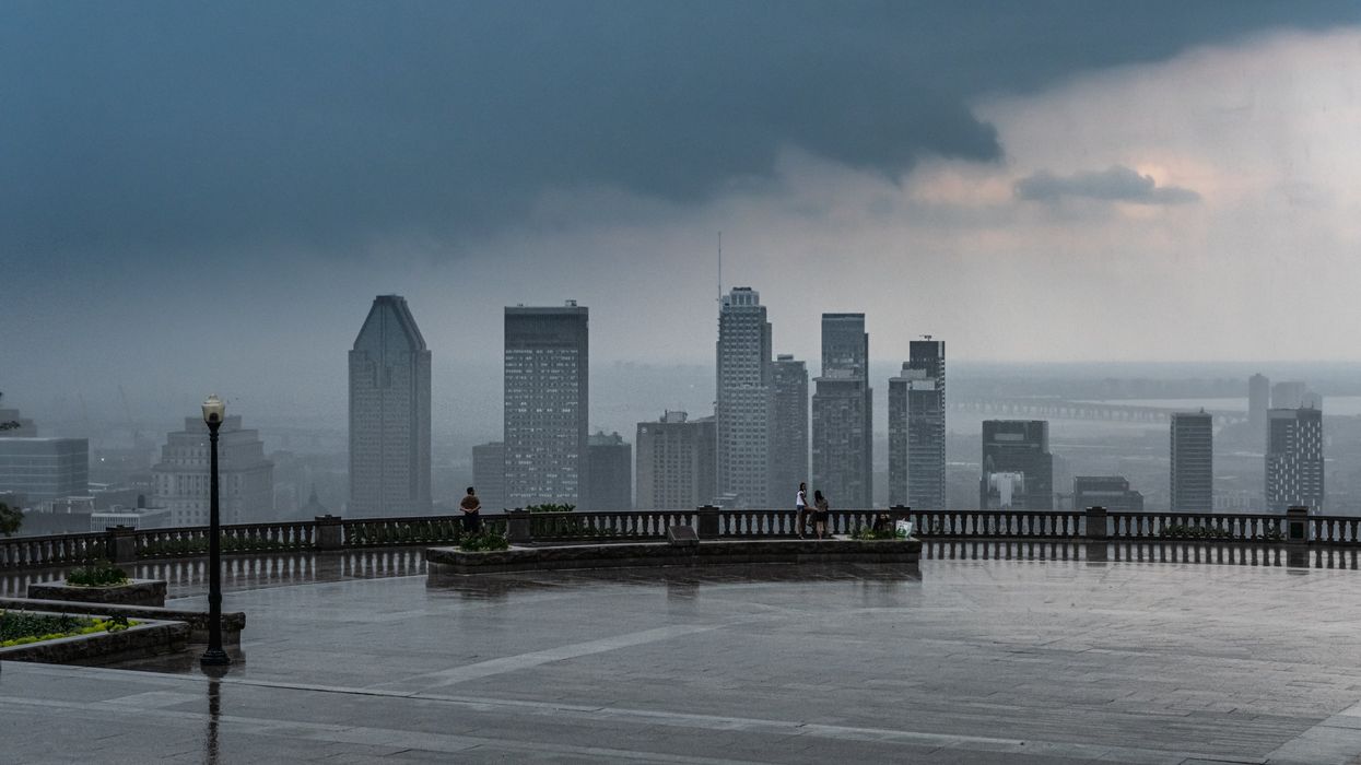 Le centre-ville de Montréal sous la pluie.