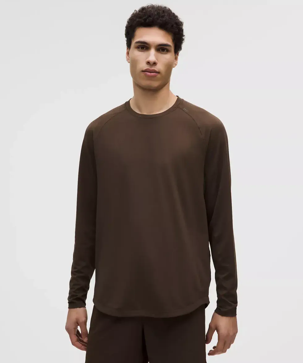 Le chandail License To Train en brun sur le site de lululemon.