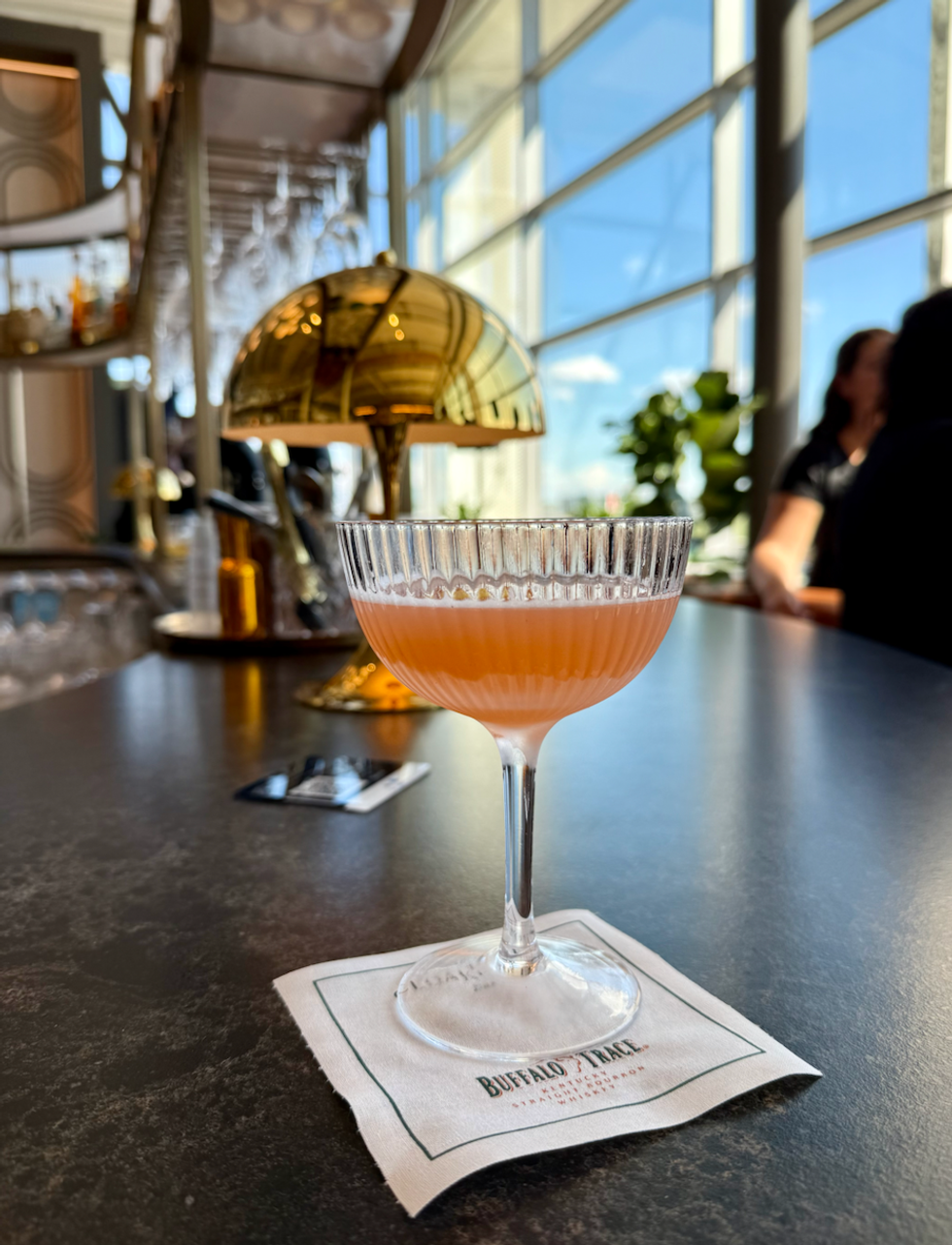 Le cocktail Arch Angel dans un verre vintage.