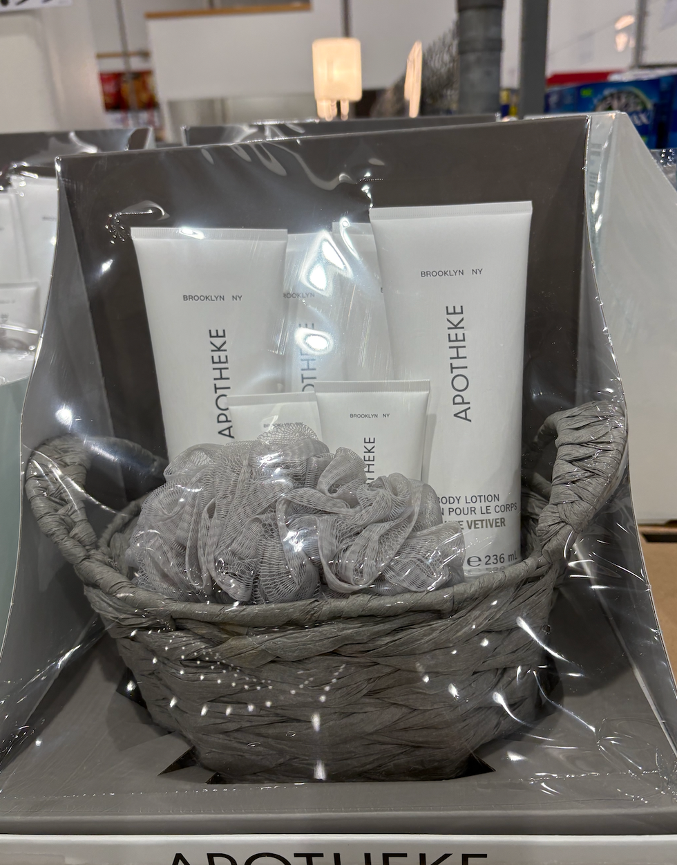 Le coffret Apotheke comprenant lotions et accessoires de bain au Costco