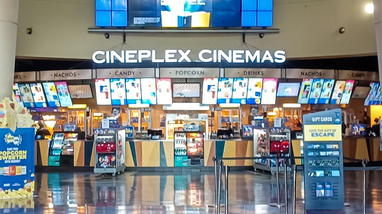 Le comptoir à nourriture d'un cinéma Cineplex.