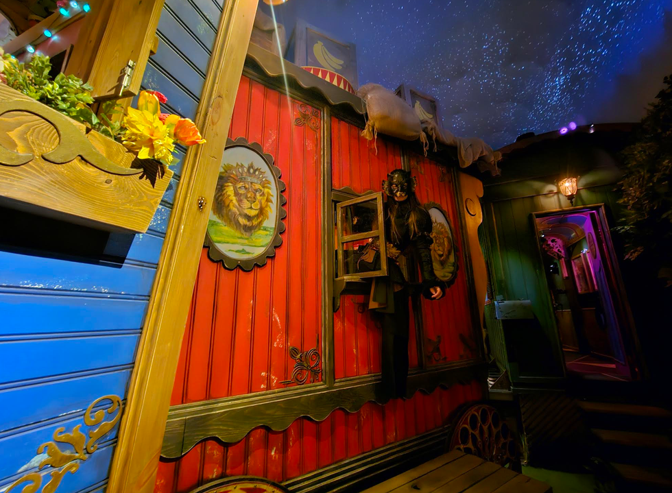 Le d\u00e9cor du Cirque Magnifico.