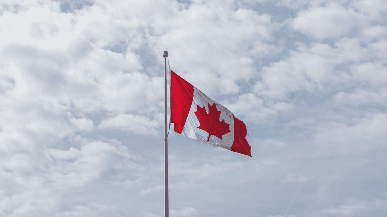 Le drapeau du Canada dans le ciel.