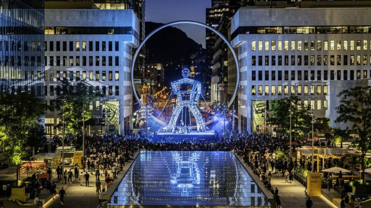 Le Géant dans le centre-ville de Montréal.