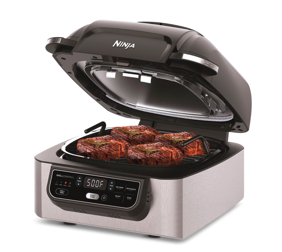 Le gril int\u00e9rieur 5-en-1 Ninja Foodi avec friteuse \u00e0 air.