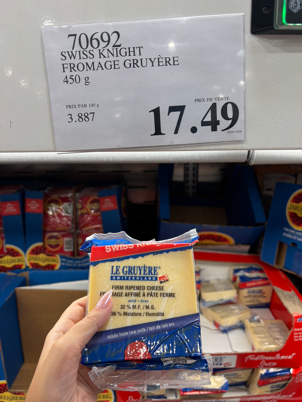 Le gruy\u00e8re Swiss Knight dans la section des fromages au Costco.