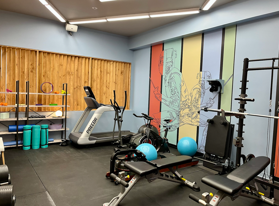 Le gym de Big Brother C\u00e9l\u00e9brit\u00e9s, une pi\u00e8ce petite mais color\u00e9e.