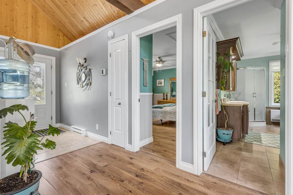 Le hall d'entr\u00e9e avec une chambre et salle de bain.