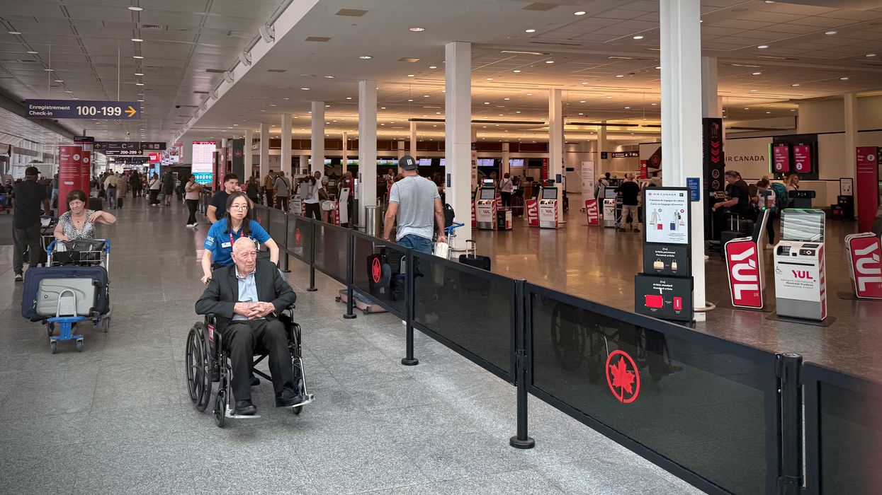 Le hall e l'aéroport de Montréal.