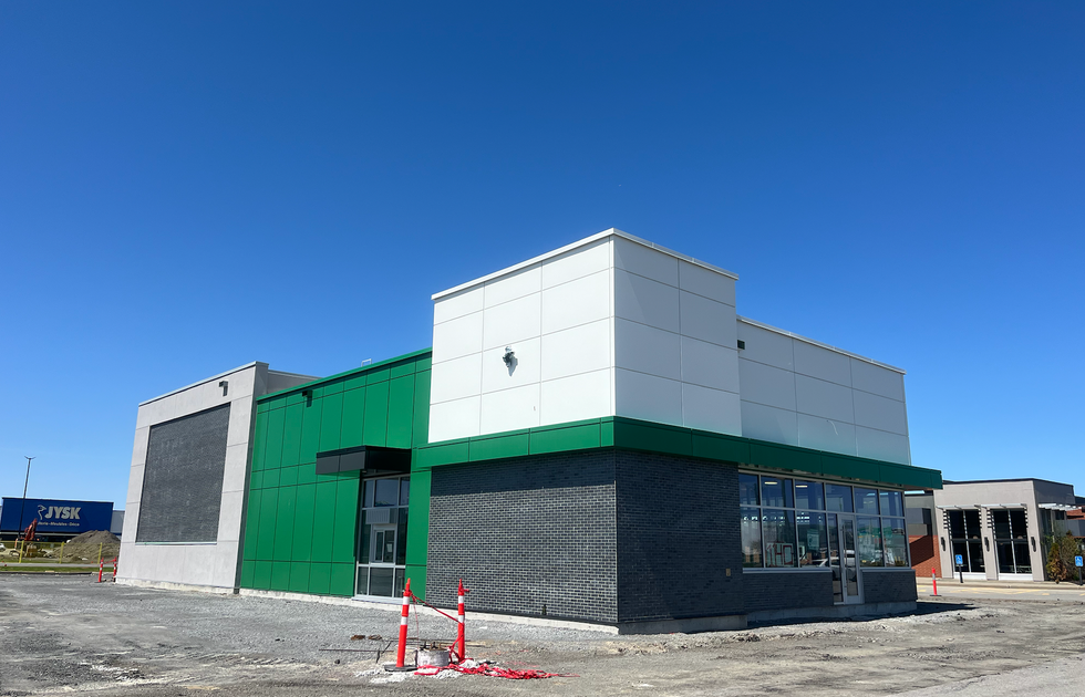 Le Krispy Kreme du M\u00e9ga Centre Notre-Dame est en train de finir la construction. 