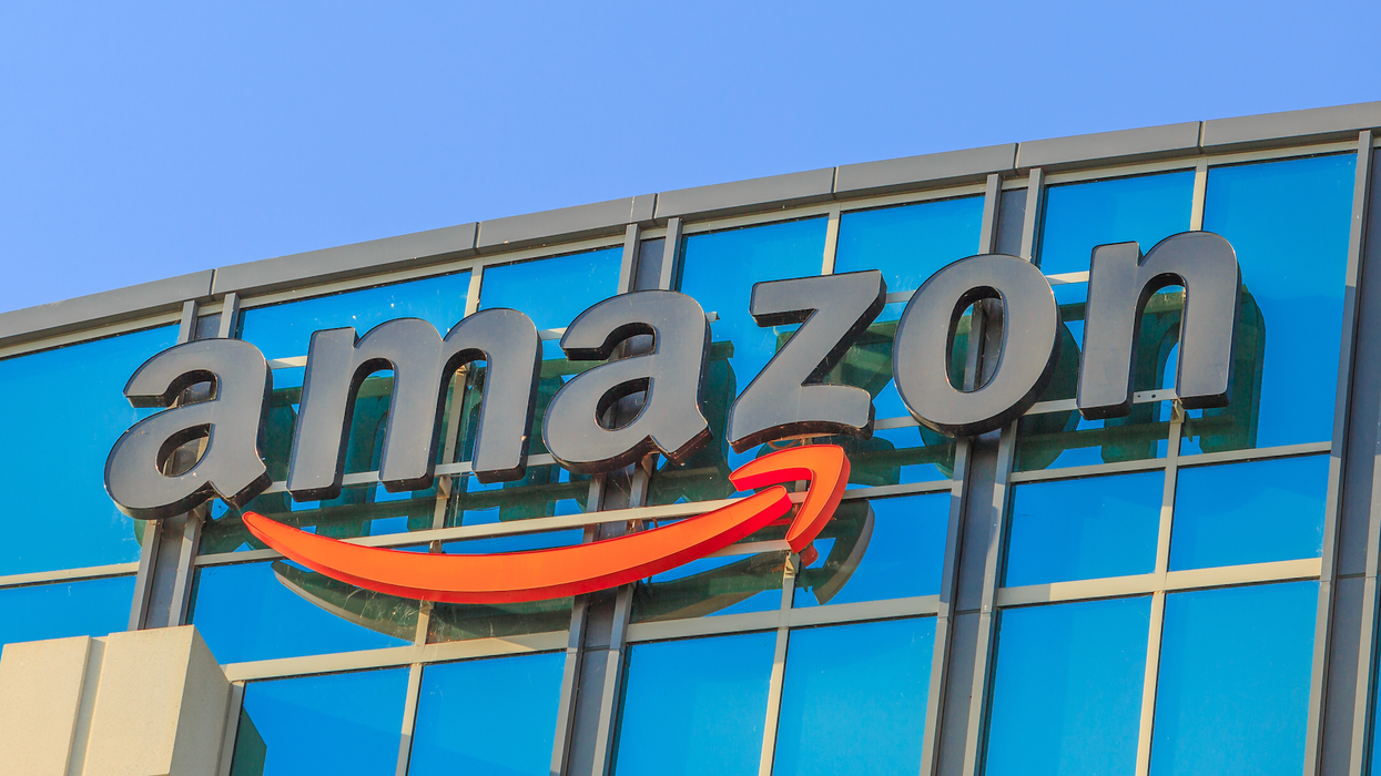 Le logo d'Amazon sur un édifice.