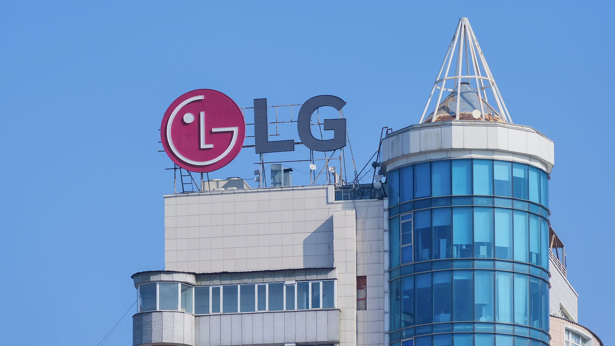 Le logo de LG Electronics sur un building.