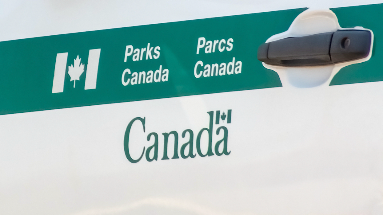 Le logo de Parcs Canada sur une voiture.