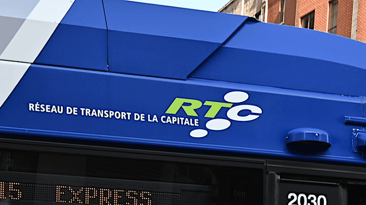 Le logo du RTC sur un autobus.