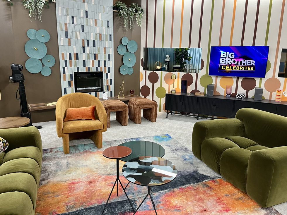 Le lounge, une pi\u00e8ce avec plusieurs divans de velours.