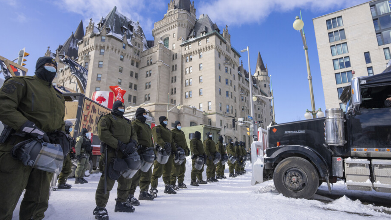 Le maire d'Ottawa veut vendre les véhicules des manifestants qui sont saisis par la police