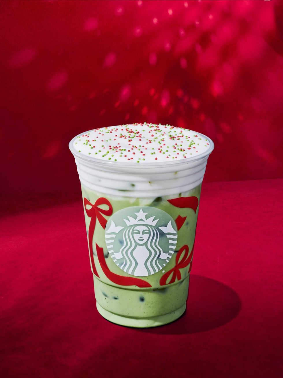 Le matcha latte glac\u00e9 avec cr\u00e8me au biscuit au sucre.