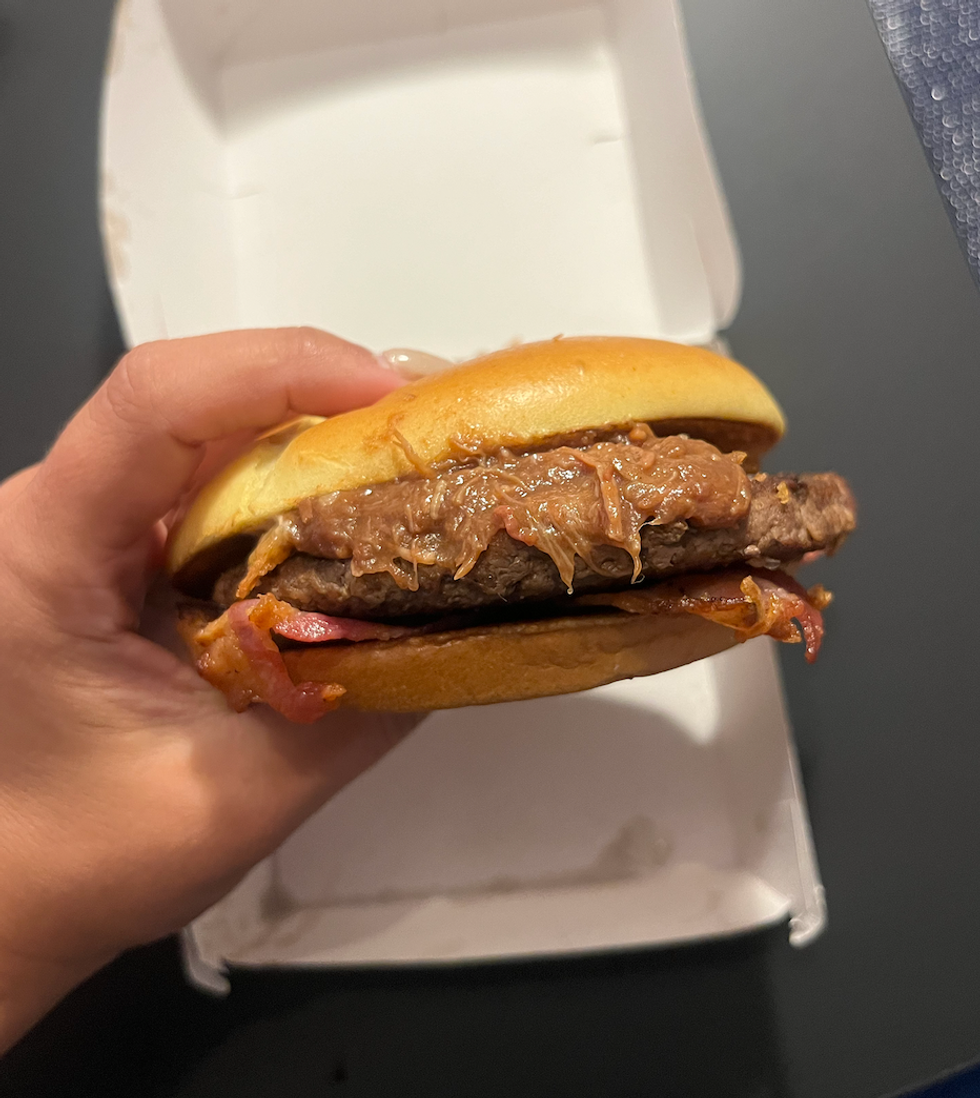 Le McExtreme, un burger avec du porc effiloch\u00e9, bacon et fromage.