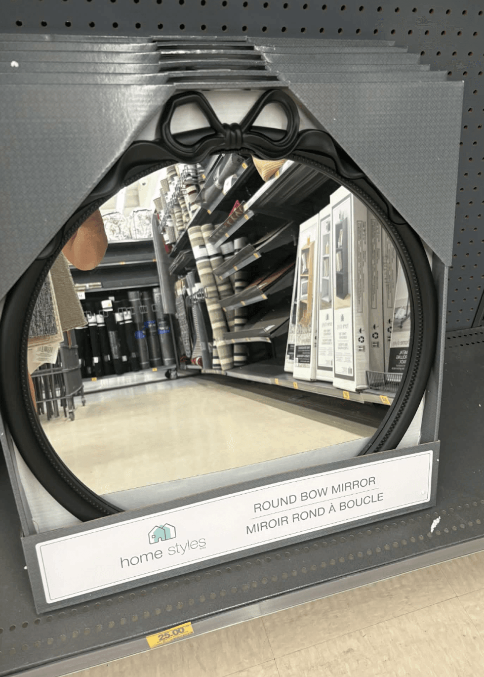 Le miroir rond \u00e0 boucle dans une succursale du Tigre G\u00e9ant.