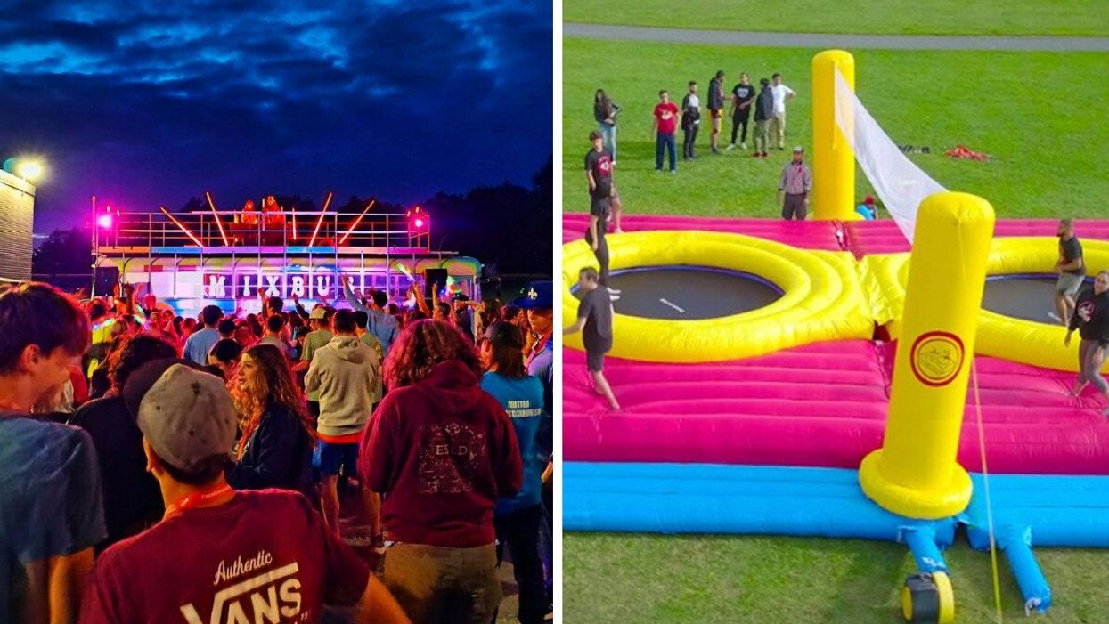 Le Mixbus en spectacle. Des personnes qui jouent au volley trampoline dans un jeu gonflable coloré.