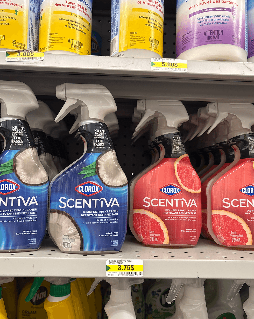 Le nettoyant d\u00e9sinfectant Clorox Scentiva sur les tablettes du Dollarama.