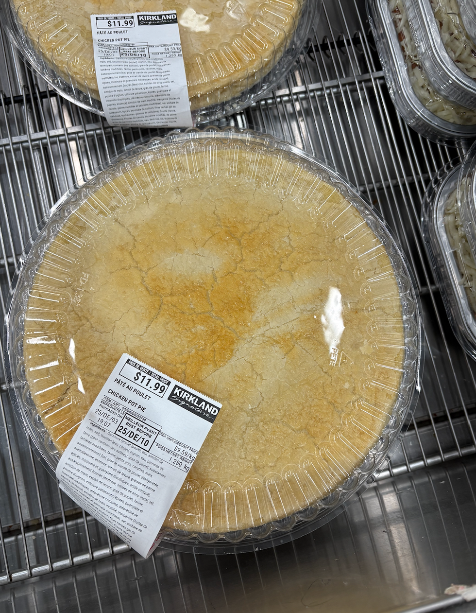 Le p\u00e2t\u00e9 au poulet Kirkland Signature expos\u00e9 dans la section des plats pr\u00e9par\u00e9s du Costco