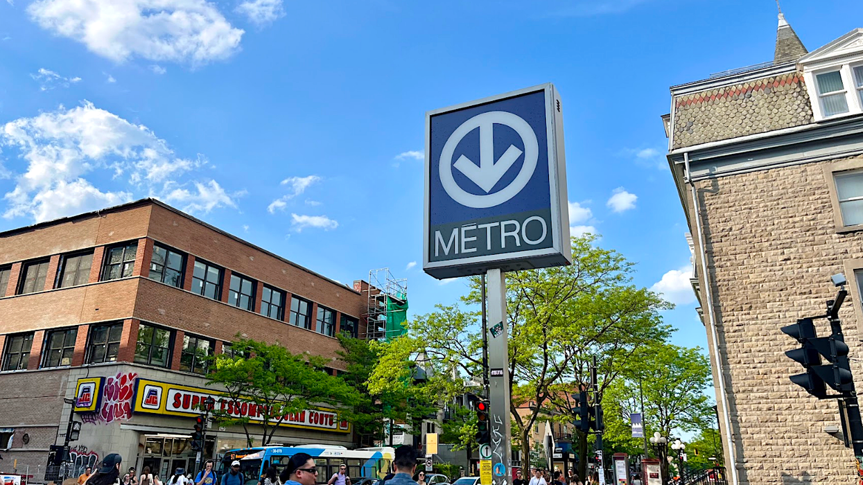 Le panneau du metro de Montréal, sur l'avenue du Mont-Royal à Montréal.