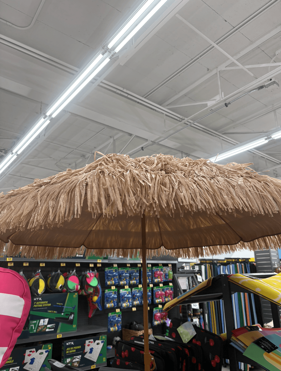 Le parasol en imitation chaume ouvert au Tigre G\u00e9ant. 