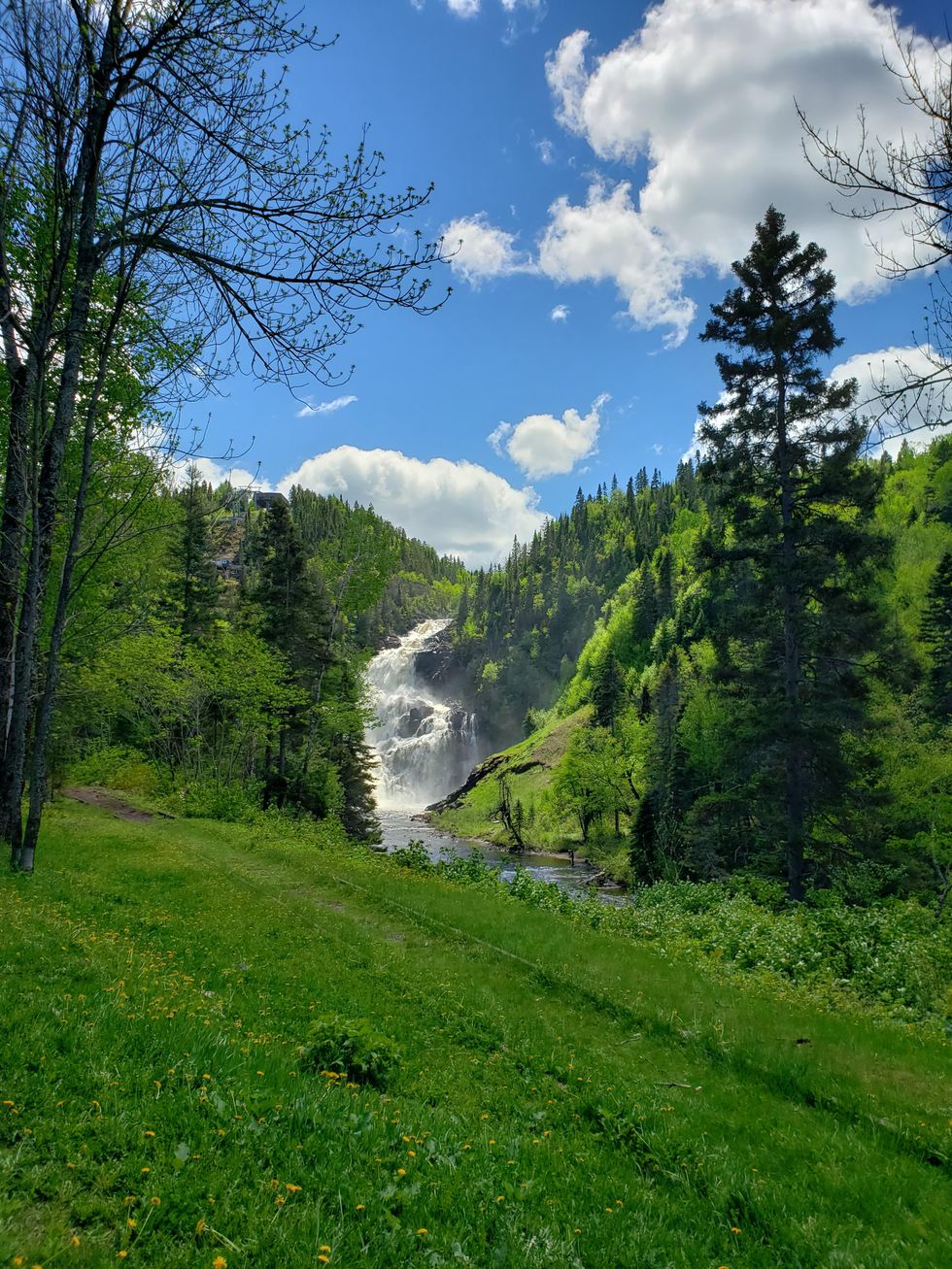 Le paysage magnifique de la chute.