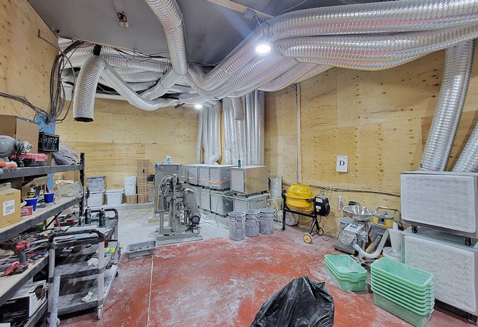 Le plancher est recouvert de r\u00e9sidus blancs dans un laboratoire clandestin de production de speed.