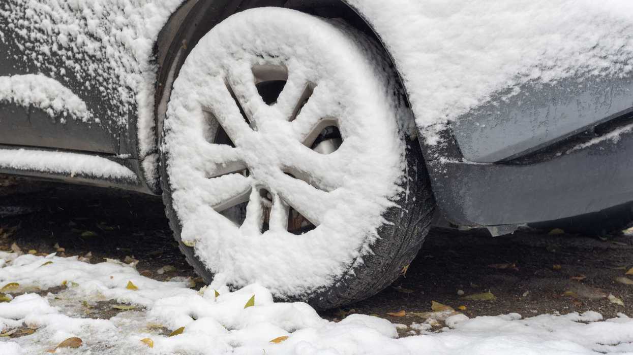 Le pneu d'une voiture après la première neige en automne.
