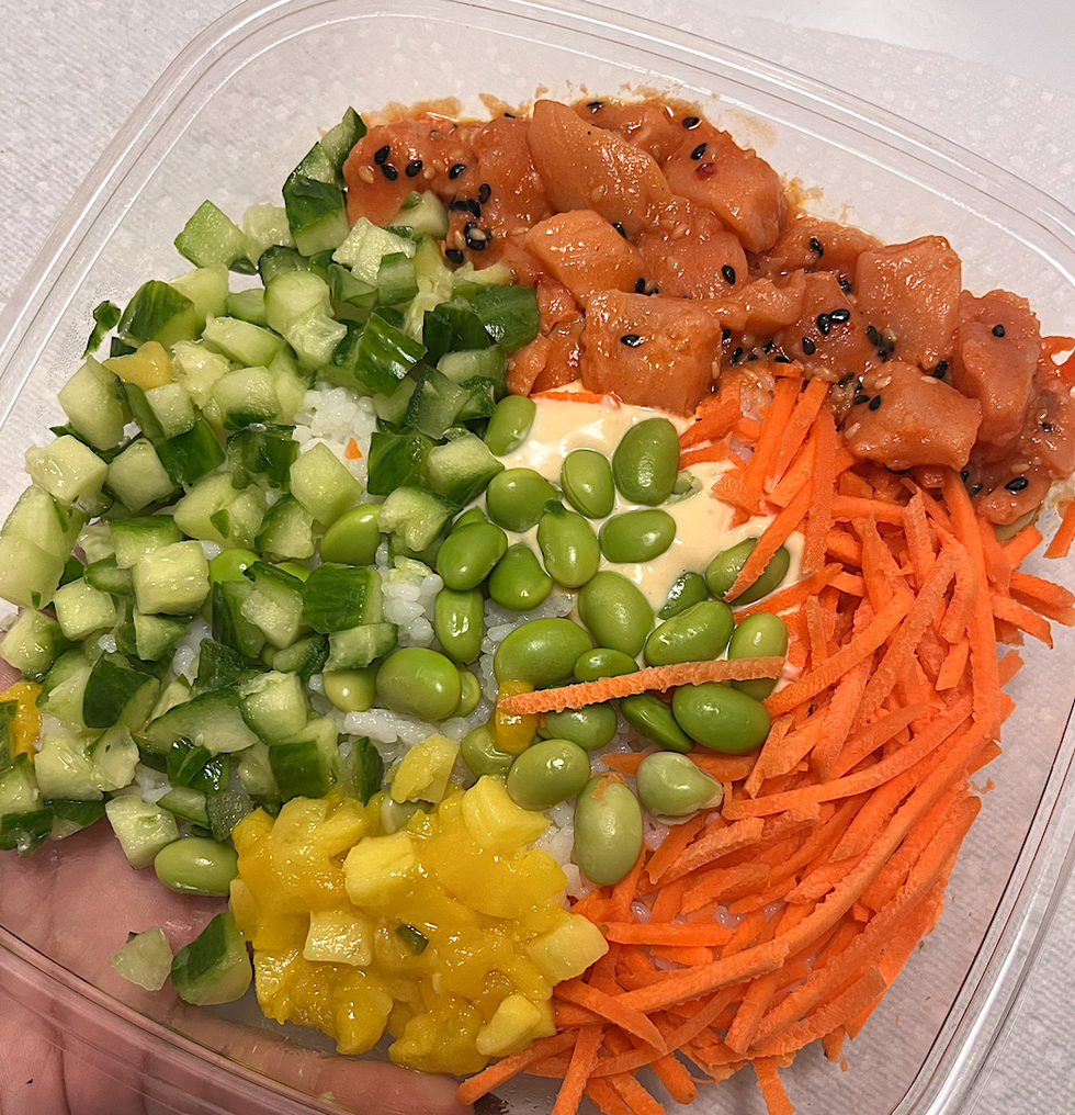 Le poke bowl du costco qui contient des concombres, de la mangue, des edamames, des carottes, du riz et du saumon.