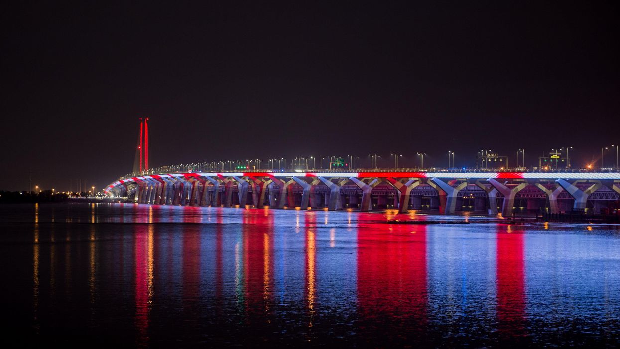 Le pont Samuel-De Champlain était aux couleurs du Canada