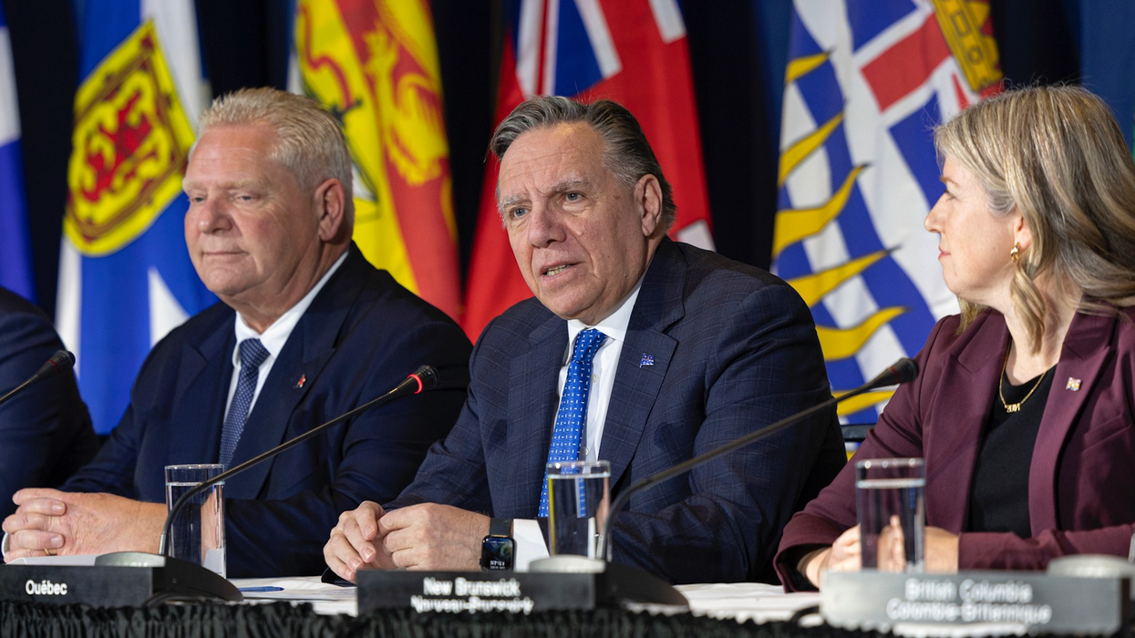 Le premier ministre du Québec François Legault à table avec deux autres premier.ère.s ministres du Canada.