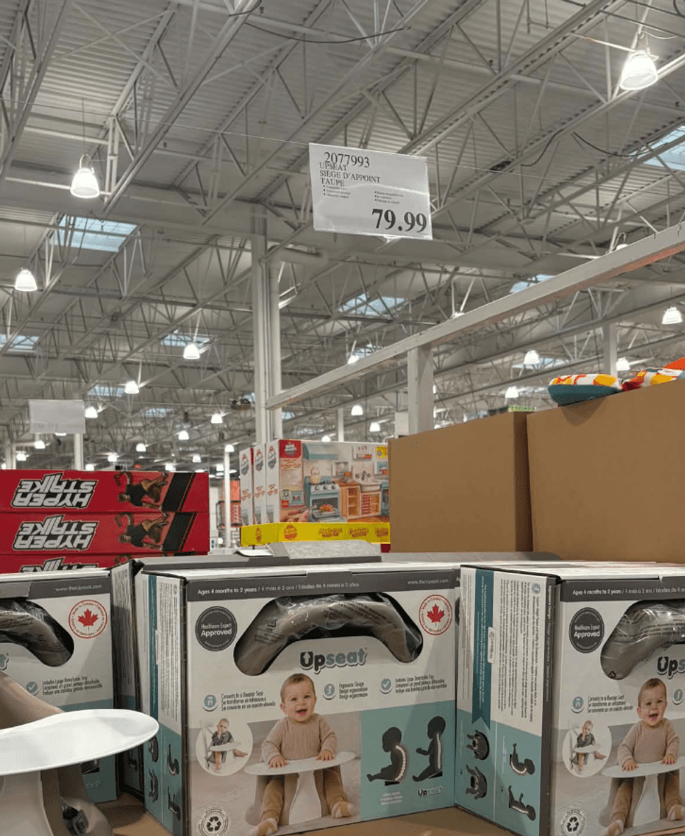 Le prix du si\u00e8ge Upseat, offert en taupe pour 79,99 $ \u00e0 l\u2019entrep\u00f4t Costco.