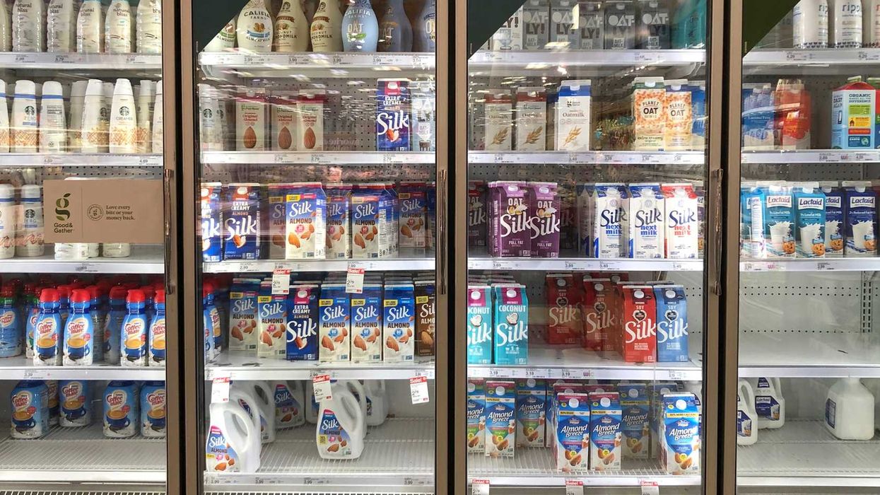 Le rayon des laits à base de plante d'un supermarché.