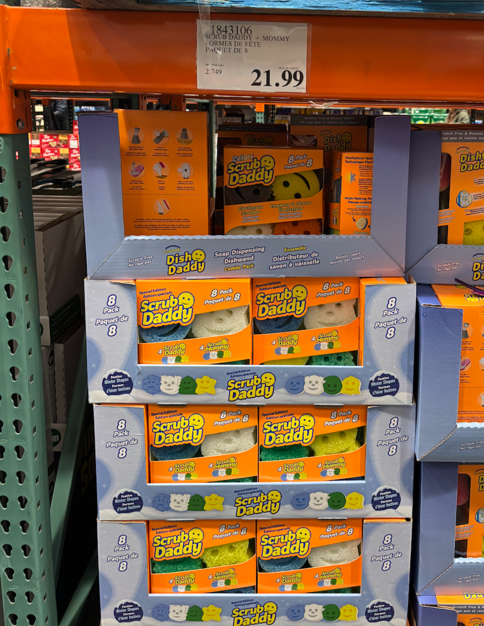 Le rayon des \u00e9ponges Scrub Daddy et Mommy en version des F\u00eates au Costco.