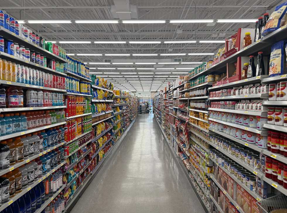 Le rayon \u00e9picerie du Dollarama.