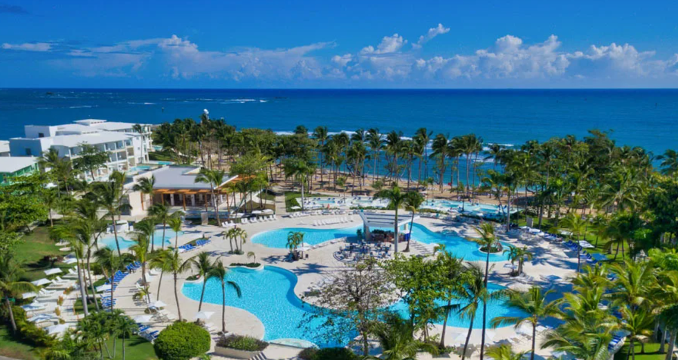 Le resort du Senator Puerto Plata Spa Resort en R\u00e9publique dominicaine, avec ses piscines, ses palmiers et l'acc\u00e8s \u00e0 la plage.