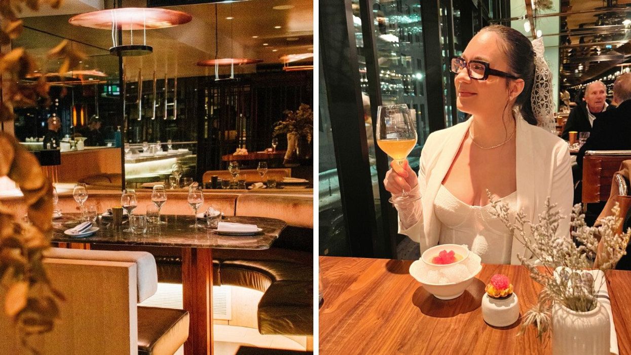 Le restaurant Le Boulevardier. Droite : Une femme tient une coupe de vin au restaurant.