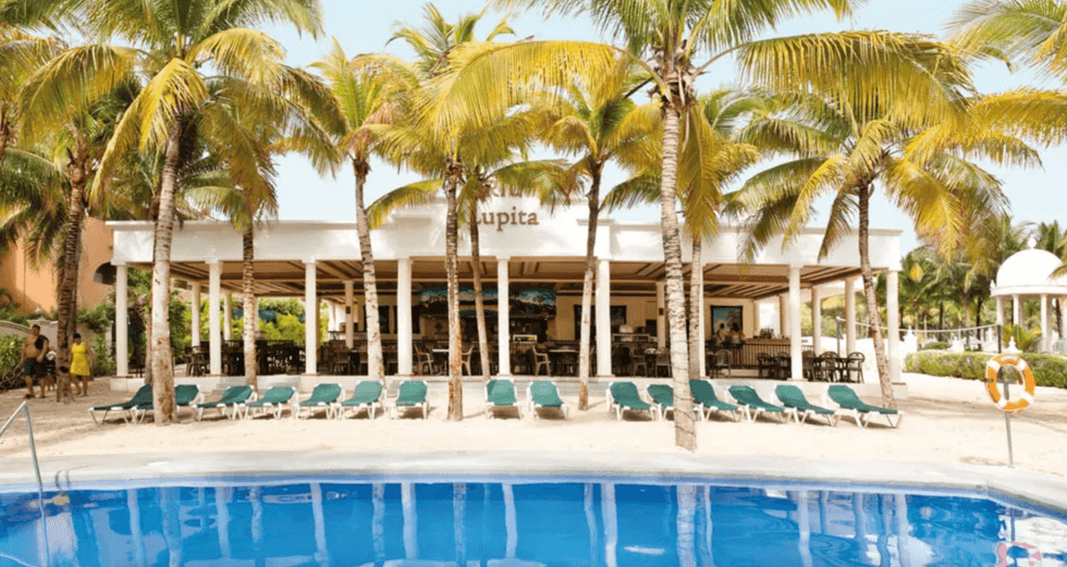 Le Riu Lupita au Mexique avec sa piscine et ses palmiers dans un d\u00e9cor tropical.